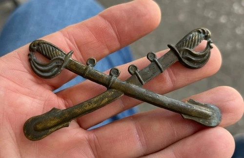 Civil War Calvary  / crossed swords  Hat Insignia - Original/Bannerman