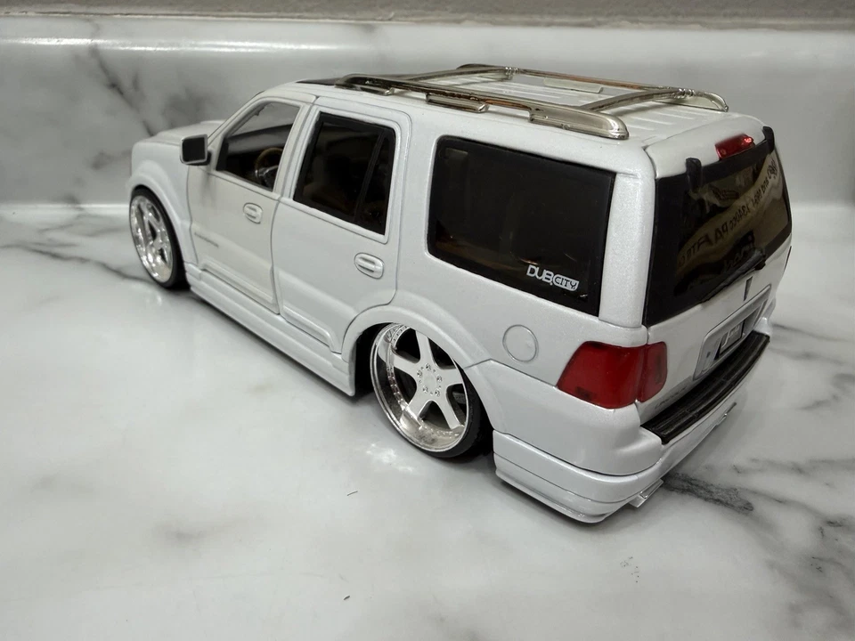 Lincoln Navigator Jada Dub City 2003 blanco diecast escala 1/24 - falta un espejo Foto 2 de 4