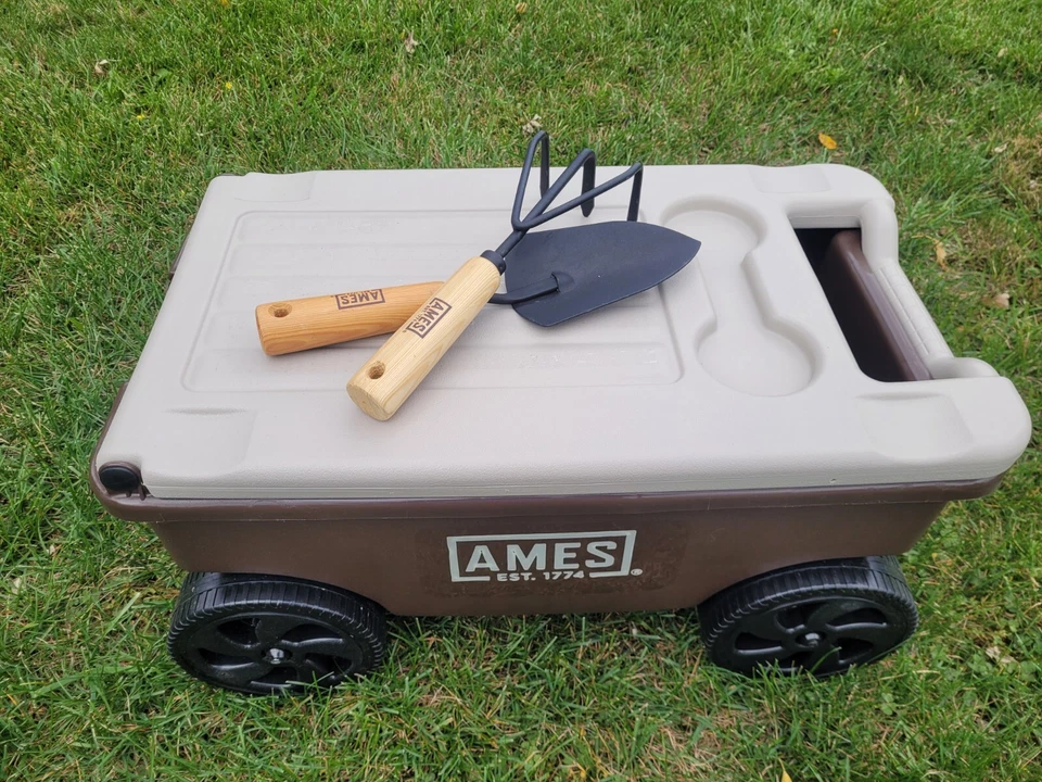 Carro de jardín rodante Ames 1123047100 Lawn Buddy con 2 herramientas de mano Ames Foto 2 de 4