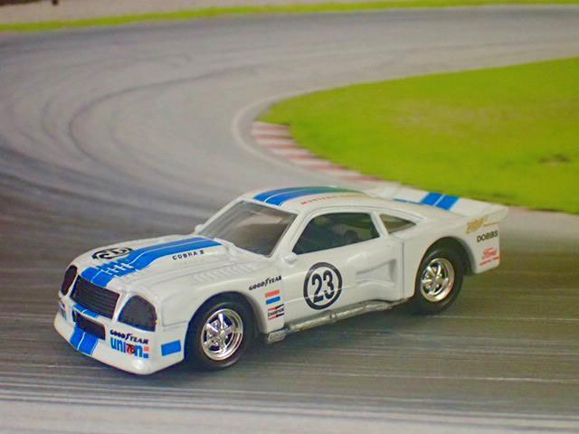 1975 Ford Mustang II Cobra II ミニカー Johnny Lightning Mustang Classics 1975 Cobra II Racer