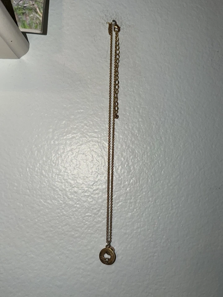 Dije de oro rosa con logotipo de Kate Spade con collar de diamantes de imitación Foto 4 de 4