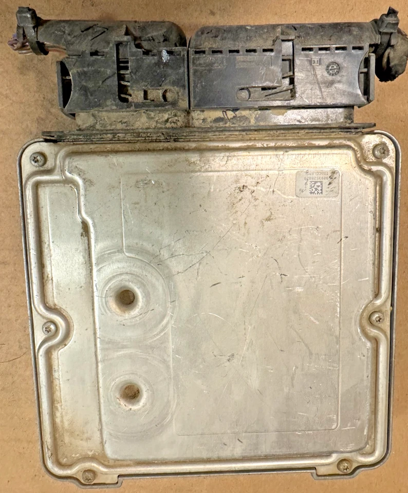 Volkswagen Passat 06J 906 021 C 2010 control informático del motor ECU ECM Foto 3 de 3