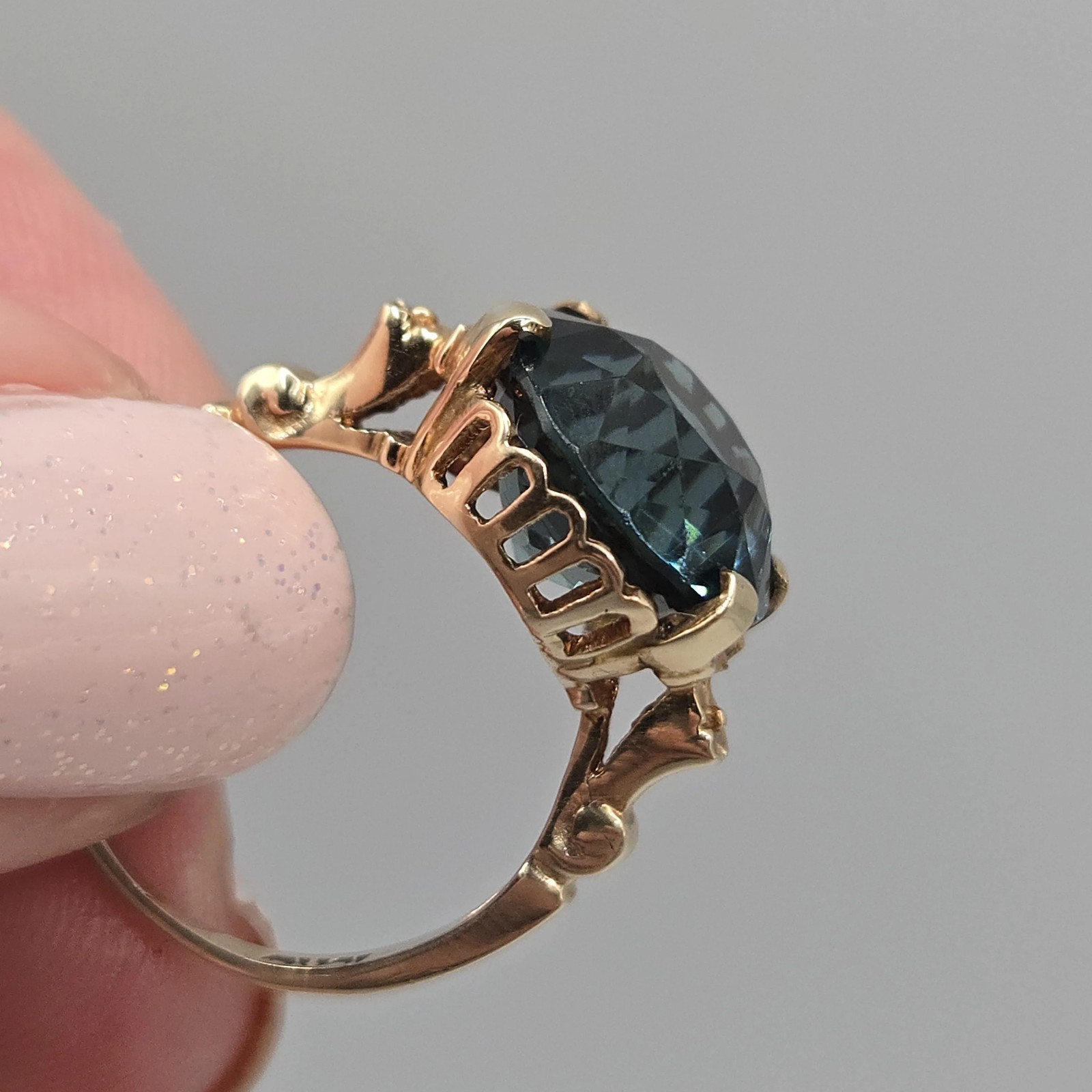 Solid 10K Yellow Gold Ring with Large Round-Cut T… - image 13