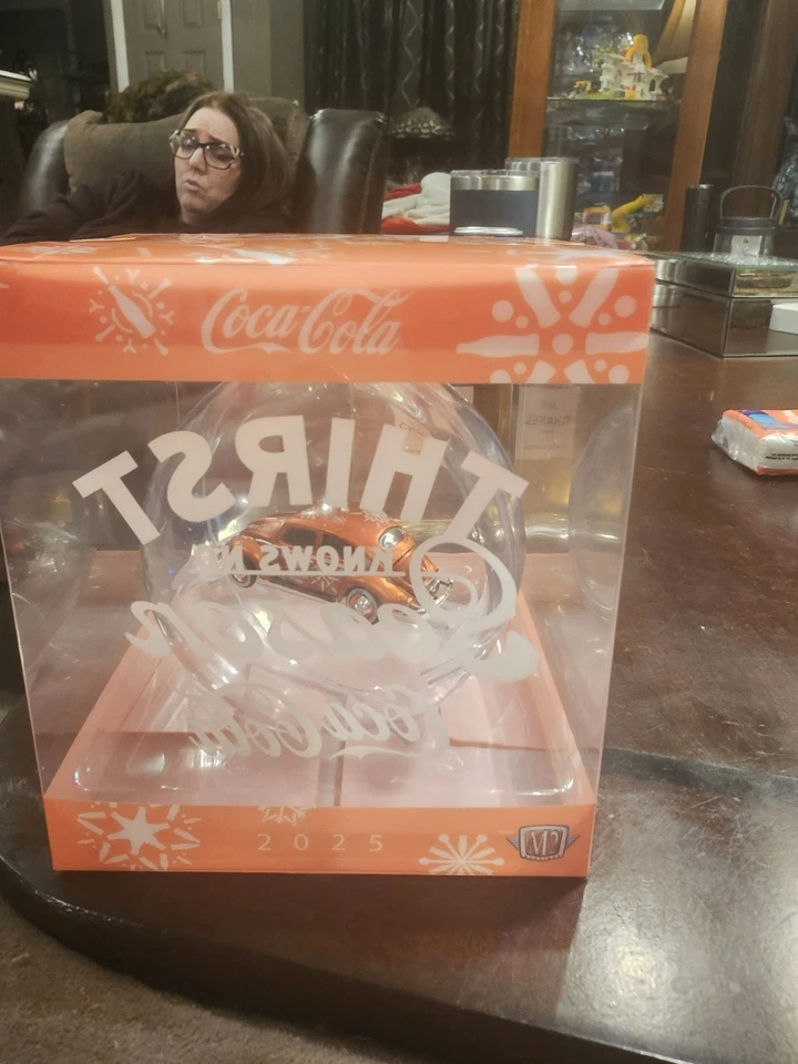 2025 M2 Machines Christmas Coca-Cola 1953 Volkswagen Beetle Chase - Image 3 of 4