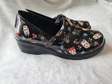 EUC Women's Easy Street Slip Resistant Nursing Clogs Mules Sugar Skull Size 8 W 