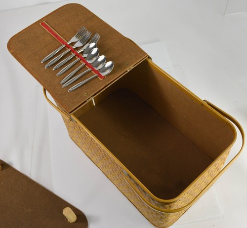 Cesta de picnic tejida marrón grande de 1970 con platos vintage, tazas y cubiertos - Imagen 3 de 15