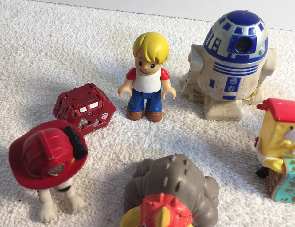 19 estatuillas vintage Toys cuenta con un Bob Esponja, un R2D2, pez azul Foto 4 de 4