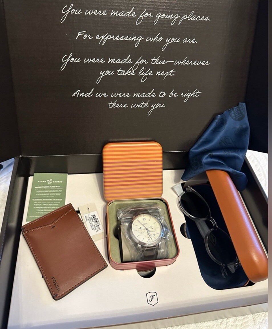 New Fossil Men's Gift Set – Cardholder, Watch & Sunglasses
