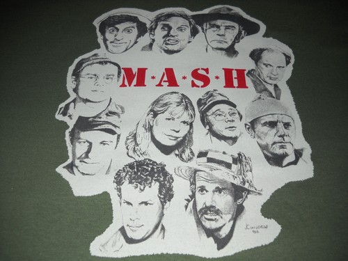 MASH M.A.S.H.4077th TV SHOW ALAN ALDA HOT LIPS ARTWORK-GREEN T-SHIRT MED.-NEW-NR - Afbeelding 1 van 3