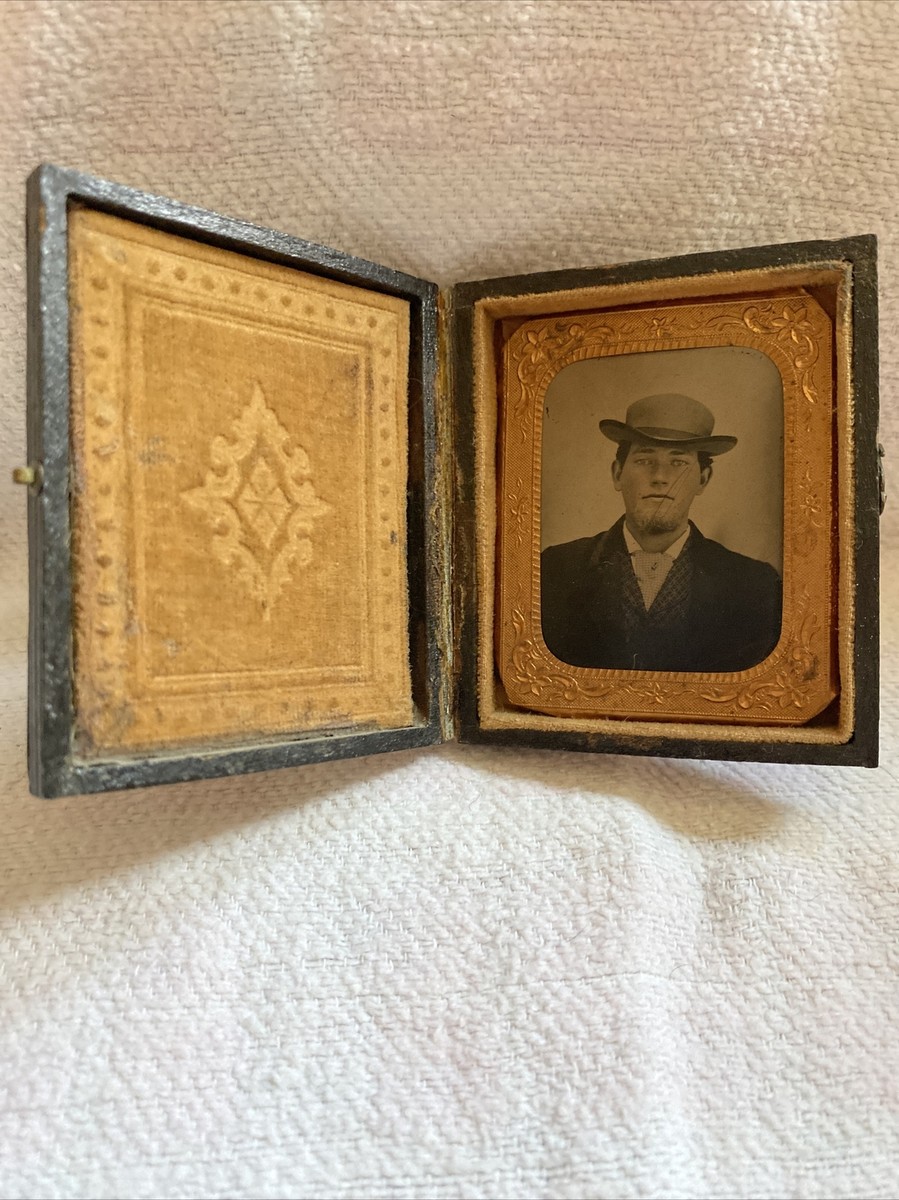 CLUTCHMAN’S SNAP PORTRAIT Antique Victorian Embossed Leather Folding Pocket Picture Frame