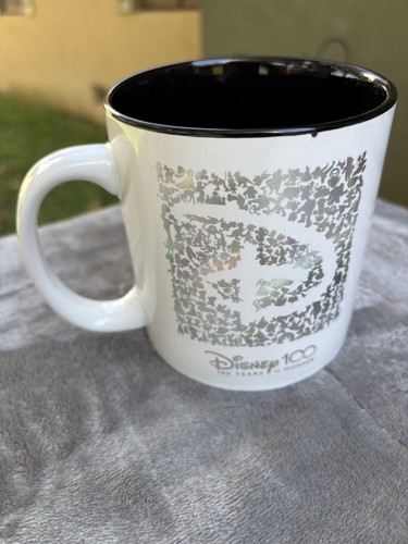 Tazza caffè bianca Disney 100 anni di meraviglia logo iridescente Jerry Leigh alta 4,5” - Foto 5 di 19
