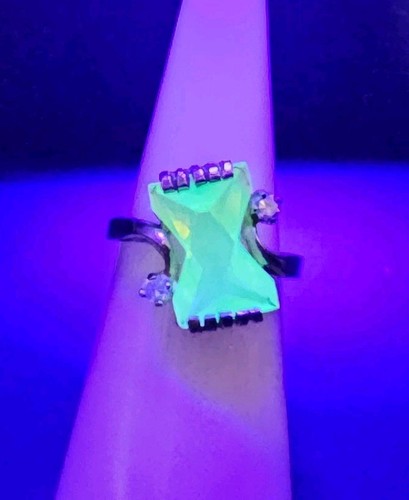 Vintage 10k Yellow Gold Uranium Glass and Diamond Ring Size 4.5 - 3.51g - Picture 2 of 19