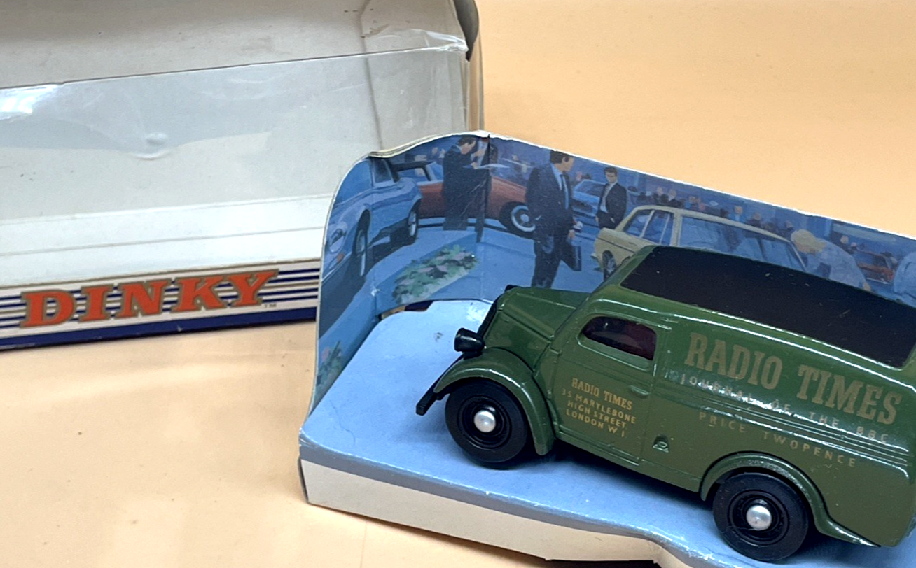 Matchbox Dinky DY-4 Ford E83W Radio Times Van 1:43 Boxed Diecast Model