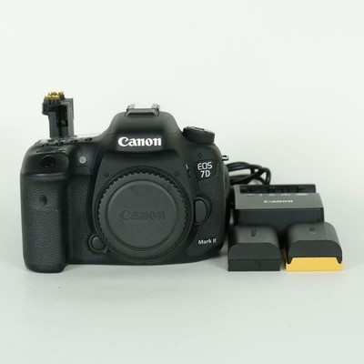 Canon EOS 7D Mark II Digital SLR Camera with 2 Batteries Excellent Condition