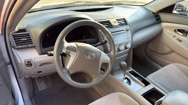 Toyota Camry LE 2010 sedán 4P Foto 3 de 4