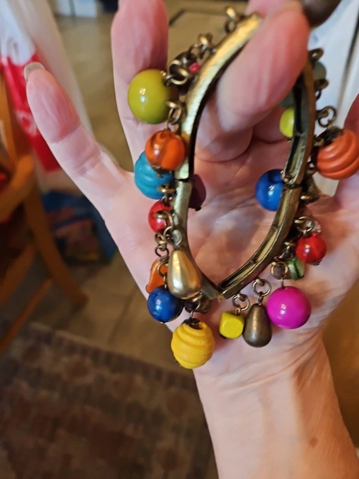 Pulsera de latón ajustable con cuentas de bola Foto 3 de 4