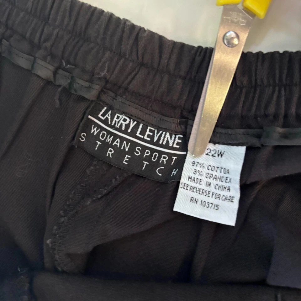 Larry Levine Woman Sport Stretch Cropped Pants Size 22W Black Embroidered Flower - Image 4 of 4