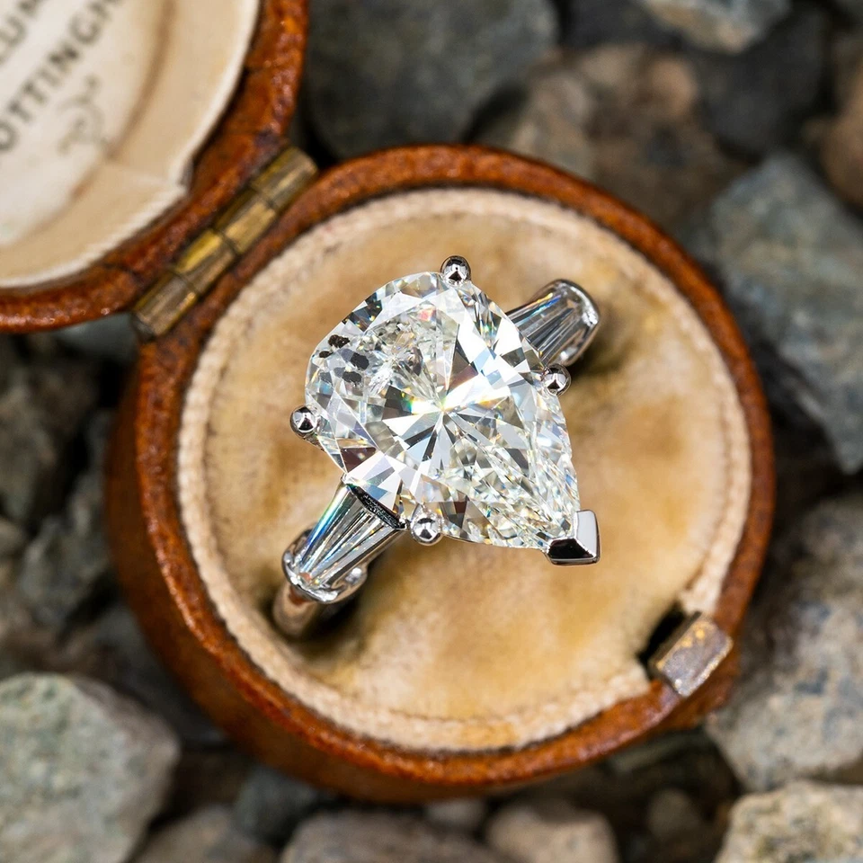 Anillo de compromiso de moissanita real de 3 quilates delicado corte pera chapado en oro blanco de 14K Foto 2 de 4