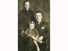  66789 CONSTANTINOPLE 1930s. Greek family. Photo PC size RPPC PERIS