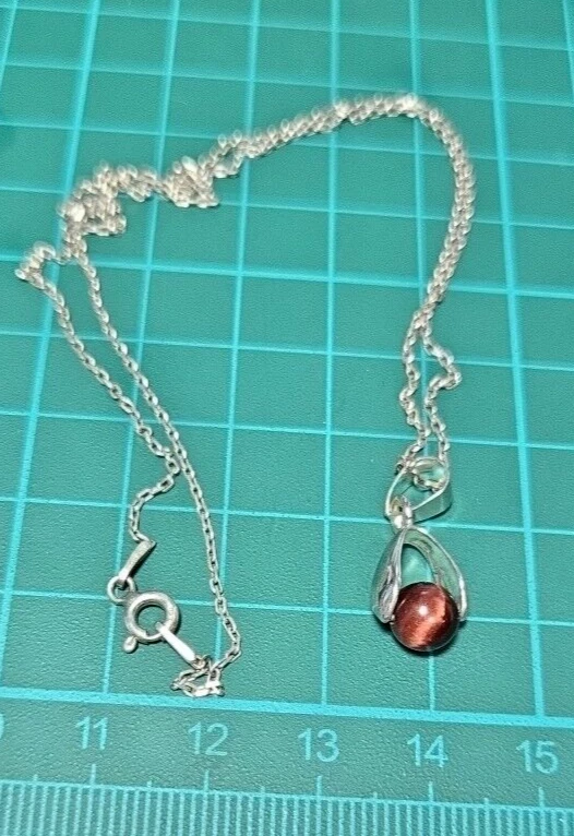 Vintage Red Tiger Eye Dangle Pendant in a 18kgp White Gold Setting Stamped Foto 2 de 4