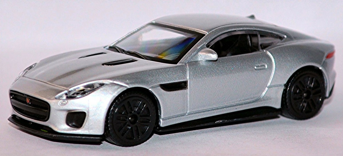 Jaguar F-Type R Coupe 2014-19 silber silver metallic 1:43 Bburago