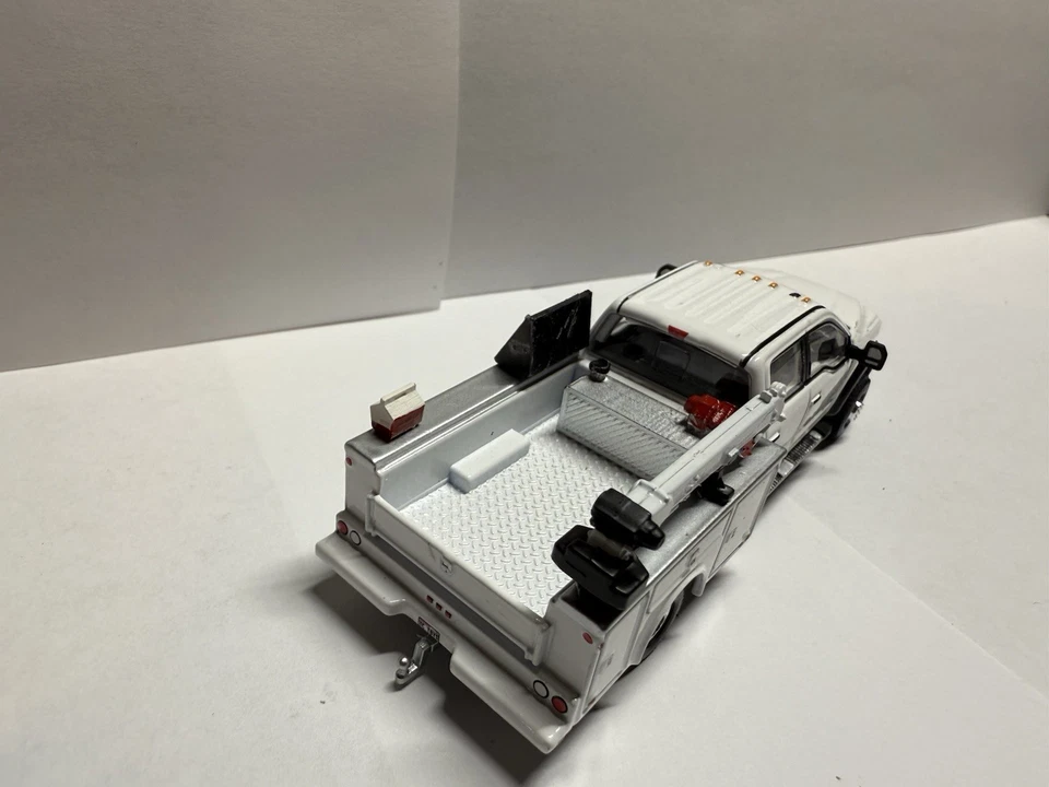 Caminhão de serviço Ford F350 personalizado em escala 1/64 - Imagem 3 de 4