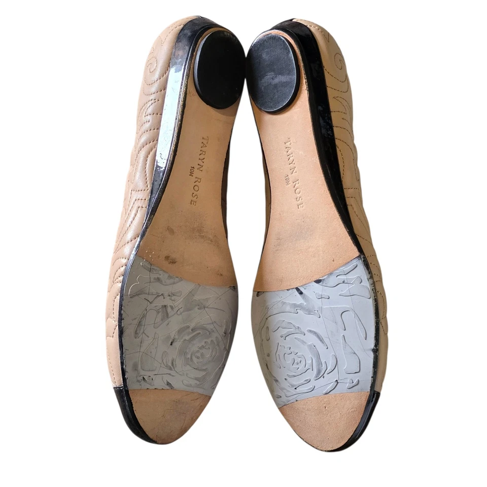 Puntera plana para mujer Taryn Rose beige acolchada charol negro 10M Foto 4 de 4