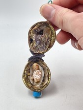 Réf 124 Objet religieux, reliquaire fait dans une coque de noix