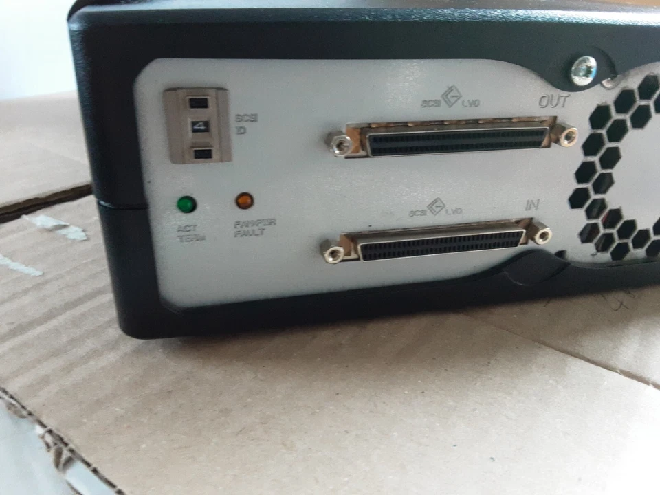 HP Quantum LTO4 SCSI External Tape Drive BRSLA-0704-AC EB656-20000 - Image 4 of 4