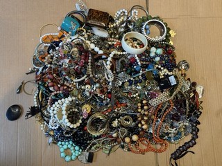 Mixed Costume Jewellery Joblot 10kg Unsorted House Clearance Finds Lot 8
