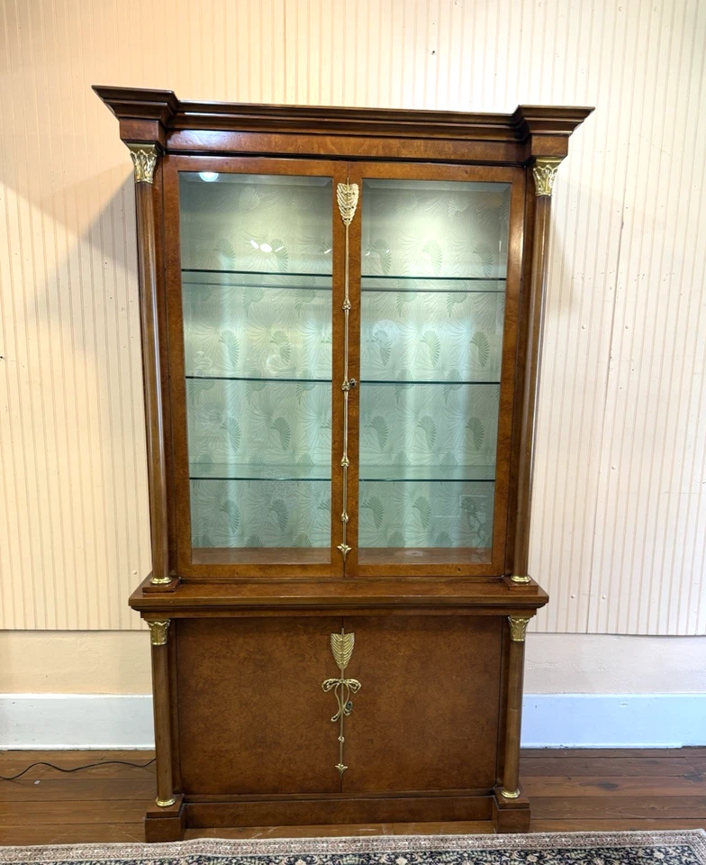 Vitrina italiana de nogal burlado | Puerta de vidrio y 3 estantes y luz de vidrio Foto 2 de 4