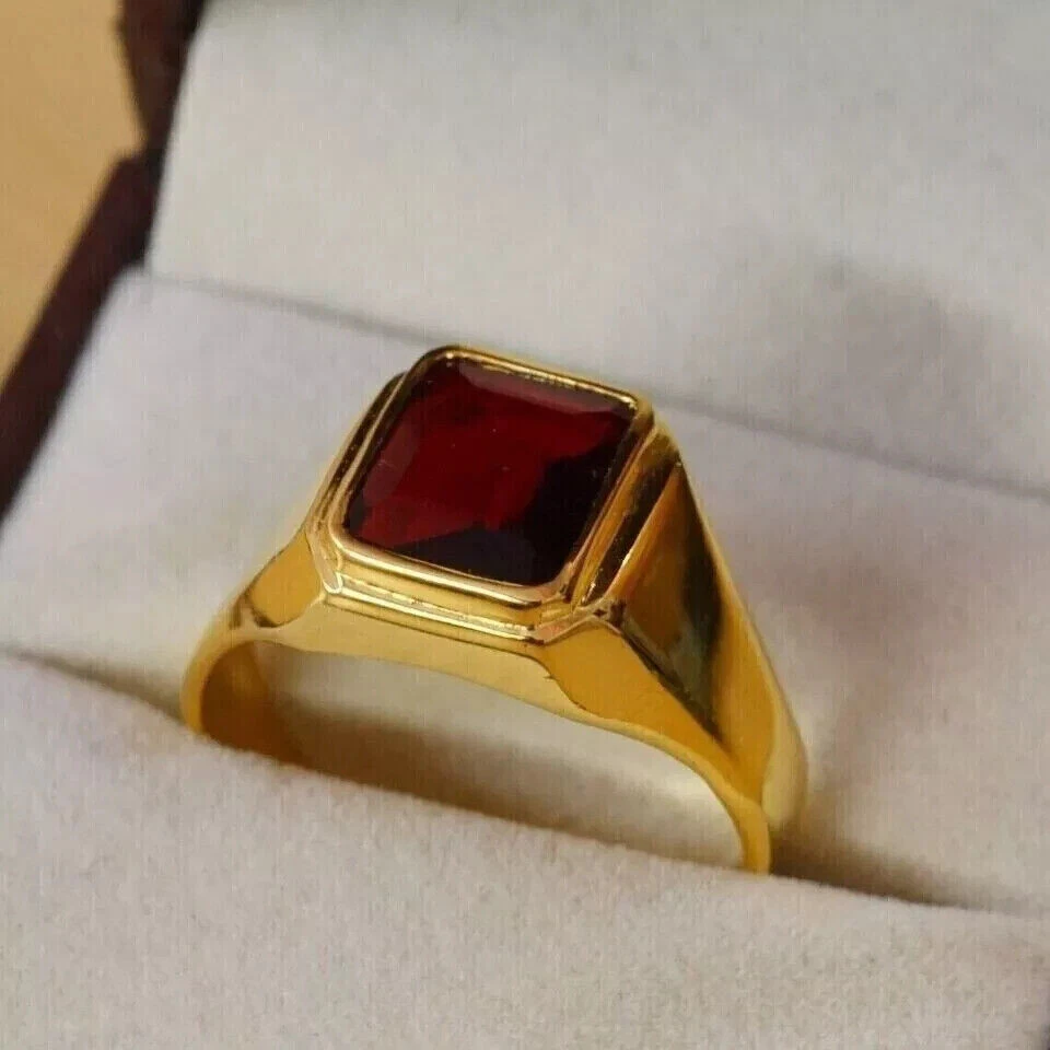 Anillo de boda de granate rojo creado en laboratorio para hombre enchapado en oro amarillo de 14 quilates corte esmeralda de 3 quilates Foto 3 de 4