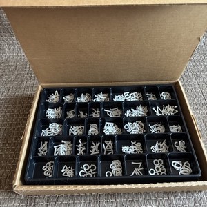 3/4 Inch Helvetica White 300 Letters Numbers With Tray #4422 Quartet