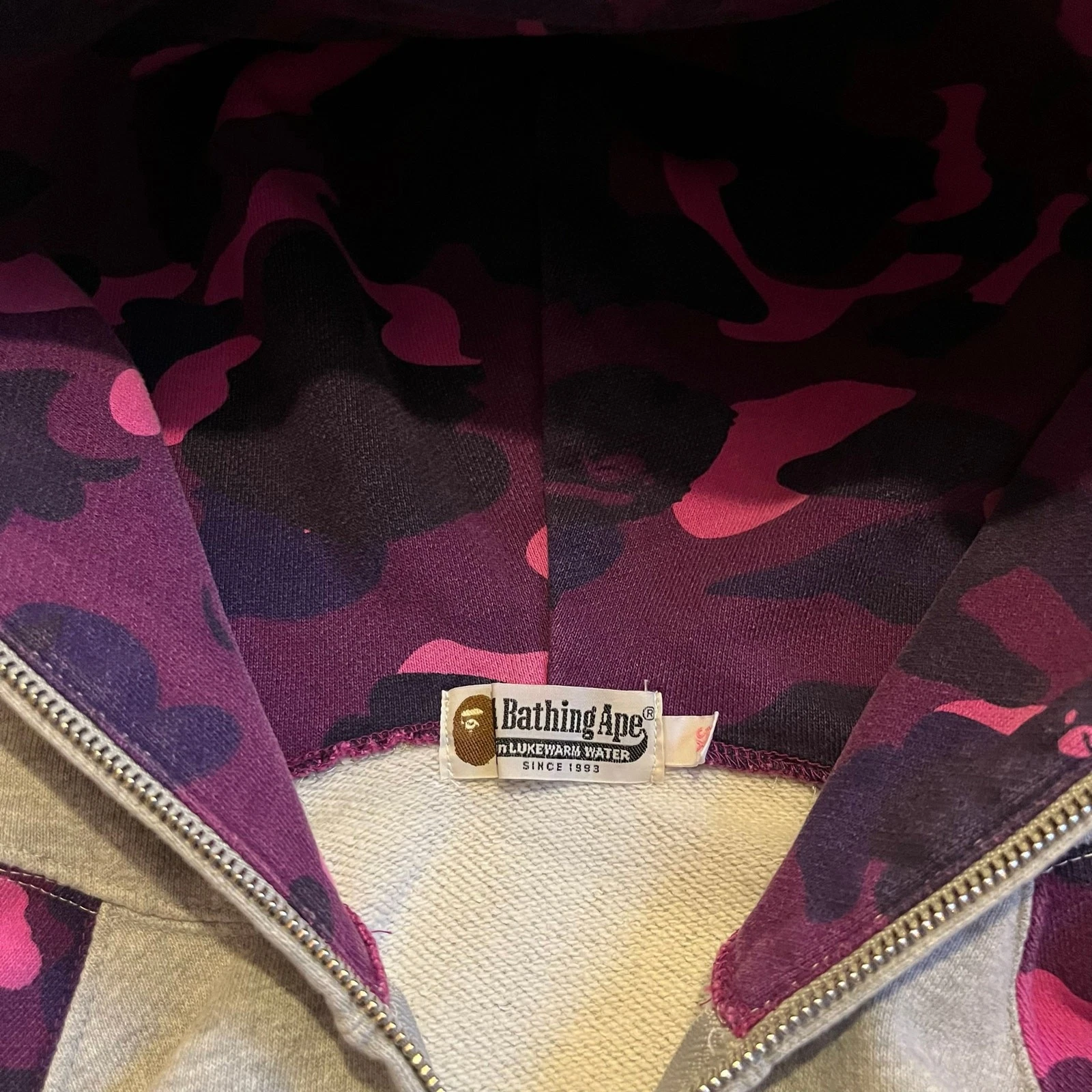 A BATHING APE (BAPE) Autentica felpa con cappuccio e zip intera mimetica viola Bape anni 2000 XS