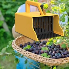 Berry Picking Comb Tool - Plastic Blueberry Raspberry Cranberry Harvester Scoop