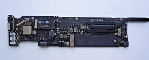 Defektes Apple MacBook A1466 EMC 2632 Logicboard lädt nicht an