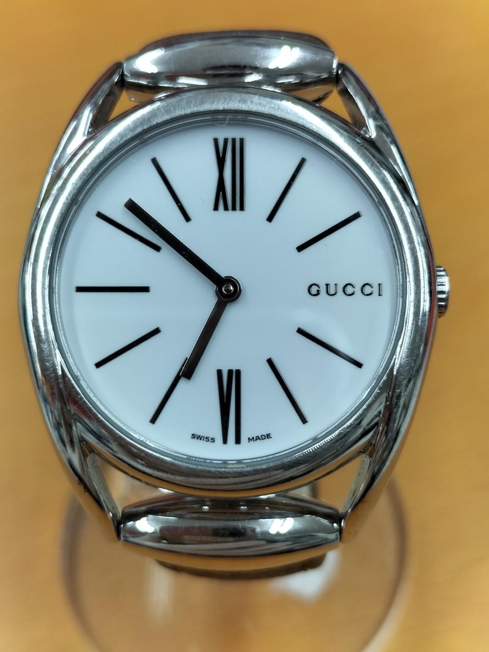 Gucci Quartz Watch Model 140.4 Stylish Timepiece