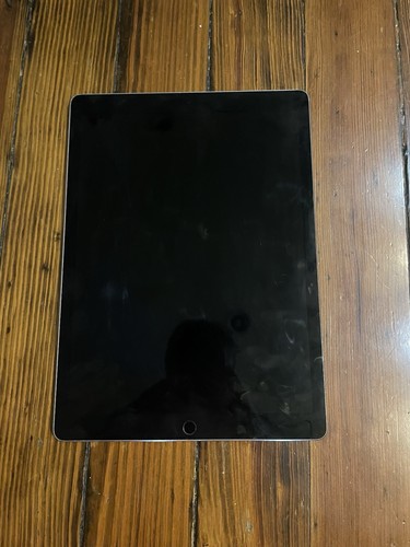 Apple iPad Pro 12.9in (2nd Gen) - 256 GB - Space Gray LOCKED