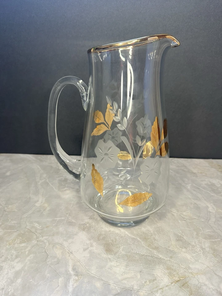 Jarra de vidrio Toscana grabada con patrón floral con hojas doradas de 9,5" de alto, Rumania Foto 3 de 4