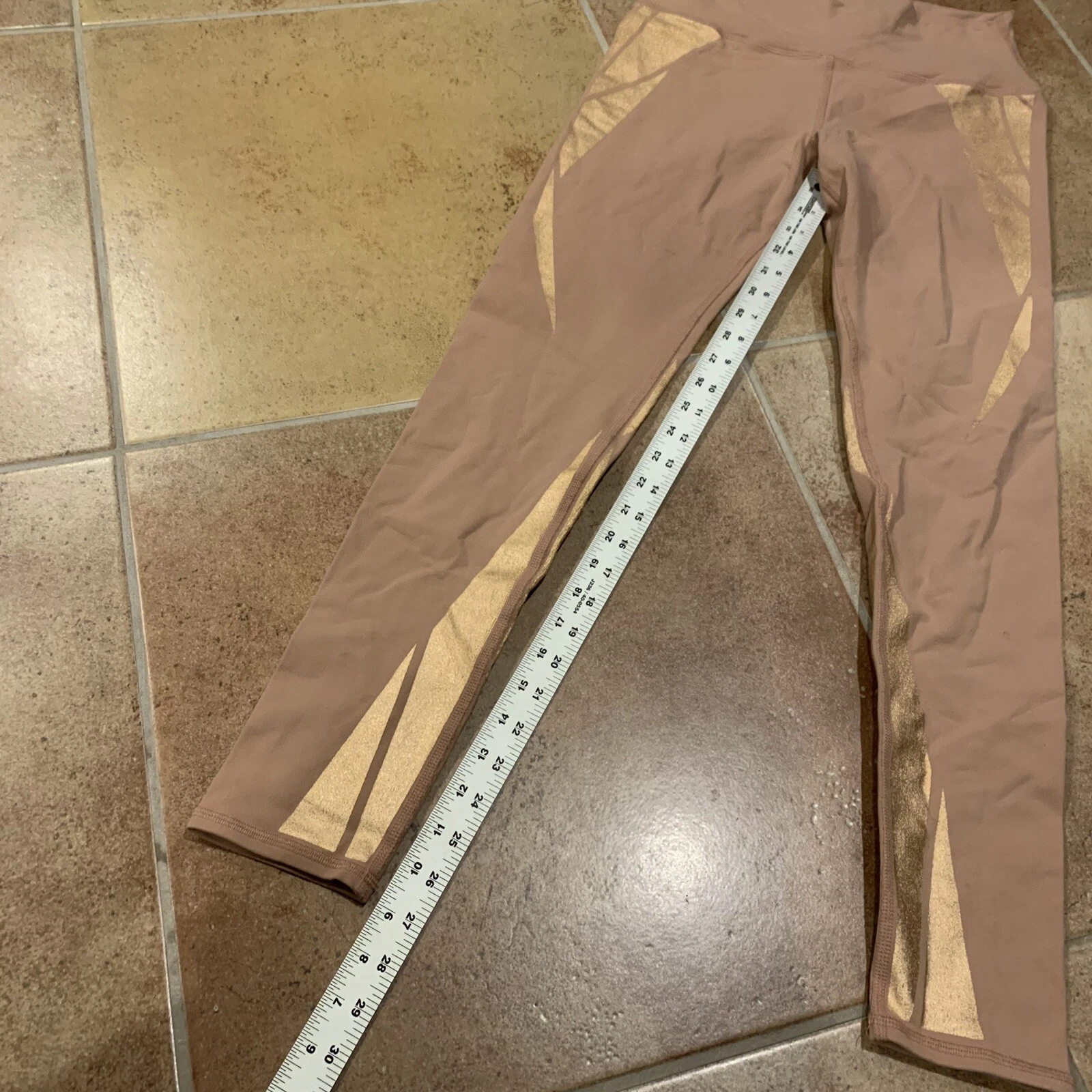 alo-yoga athletic work out leggings