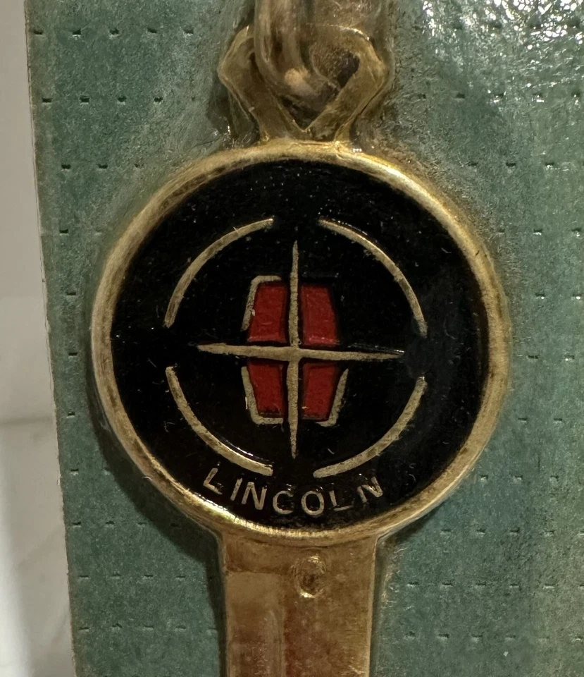 Llave en blanco Lincoln Continental vintage con escudo de oro sin cortar 1965-1967 chapada en oro sin usar, en caja Foto 2 de 3