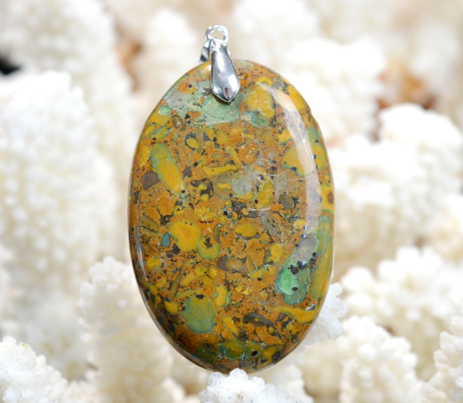 Pendentif jaspe bambou 88 carats amulette en pierre naturelle d'Indonésie
