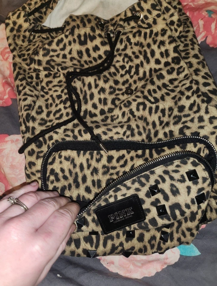 Mochila RARA Victorias Secret ROSA con tachuelas LEER Foto 3 de 4