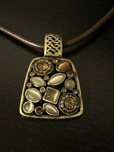 VETEMENTS Collana in pelle marrone ciondolo rustico ed eleganza naturale