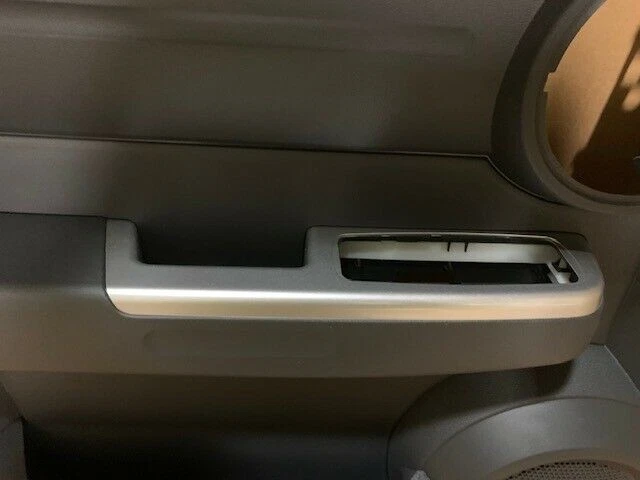 SE ADAPTA AL PANEL DE MOLDURA DE PUERTA DELANTERA DODGE NITRO 2008-2010 5KF431DVAC - NUEVO OEM Foto 2 de 4