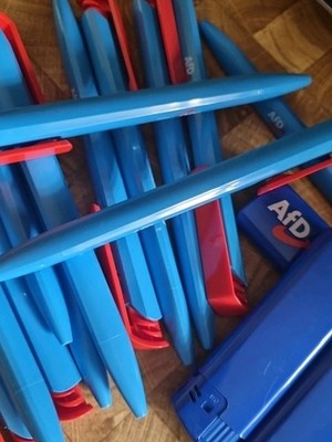 20 AfD Kugelschreiber blau und 3 Feuerzeuge