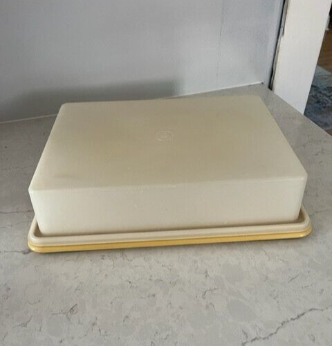 Vintage Tupperware Harvest Gold Rectangle 2 Piece Cake Carrier - Picture 1 of 3