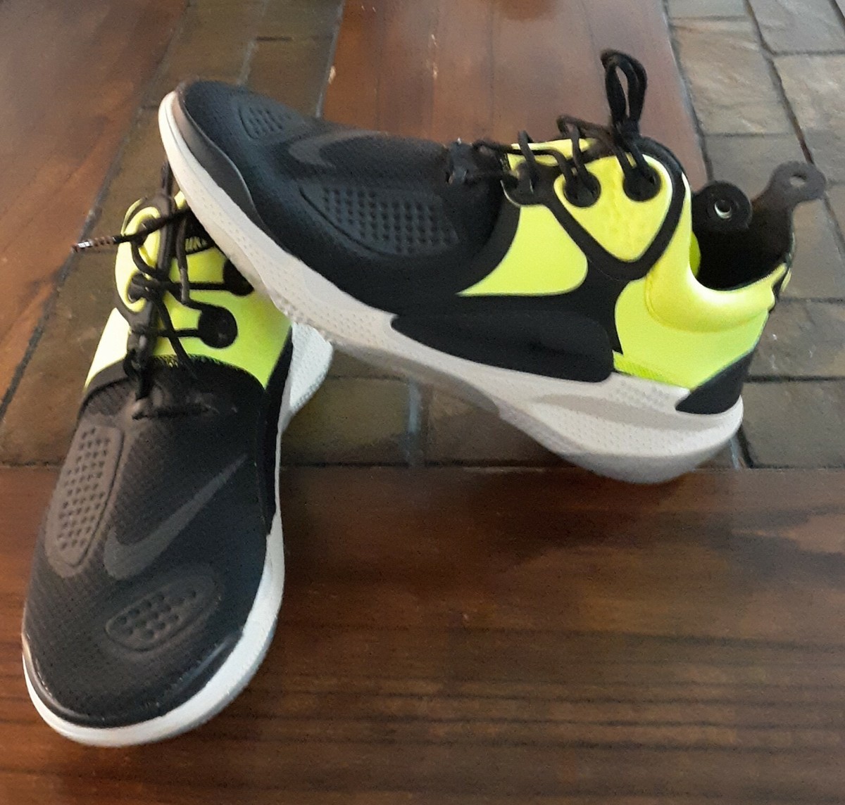 YOUTH NIKE JOYRIDE NEON YELLOW. BLACK. RUNNING/ JOGGING  display picture 2