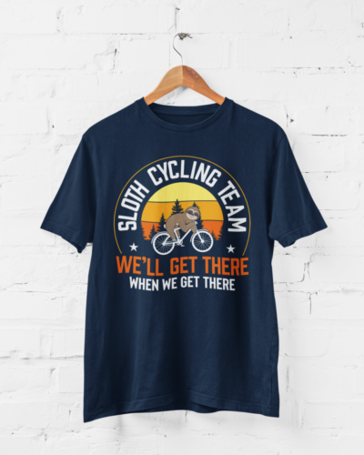 Lustiges T-Shirt Sloth Cycling Team We'll Get There When We Get There Geschenkidee Papa - Bild 1 von 11