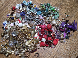 Over 300 Single Earrings~Rhinestones~Beads~Enameled~Reds~Pinks~White~Goldtone